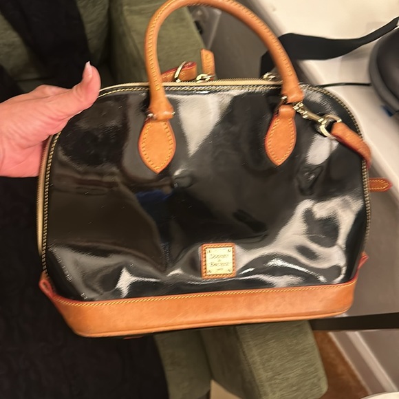 Alma shaped patent leather Dooney and Bourke Vintage handbag - Picture 3 of 8